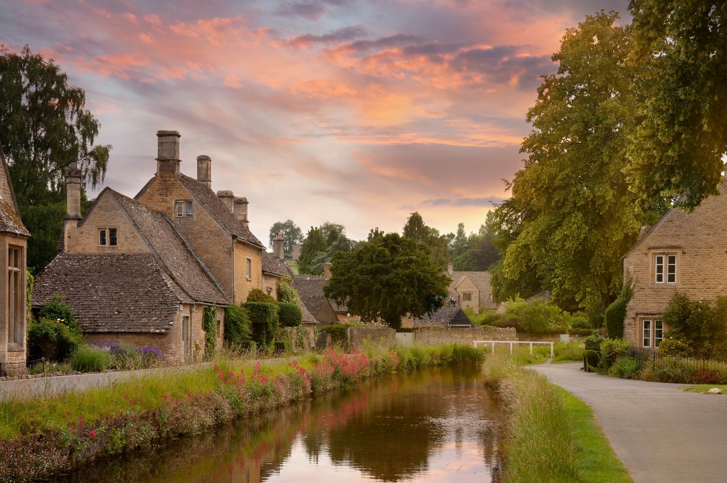 Exploring the Enchanting Beauty of the Cotswolds: A Perfect Holiday Destination